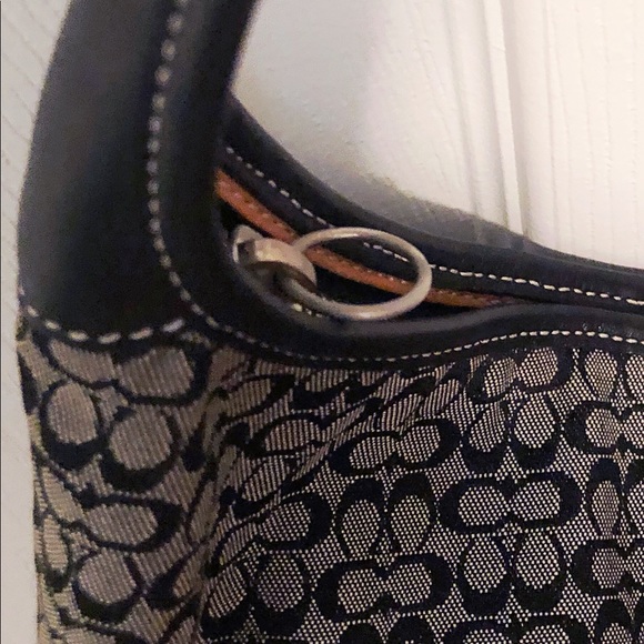 DON’T MISS THIS⭐️Coach Signature Hobo⭐️ - Picture 5 of 8